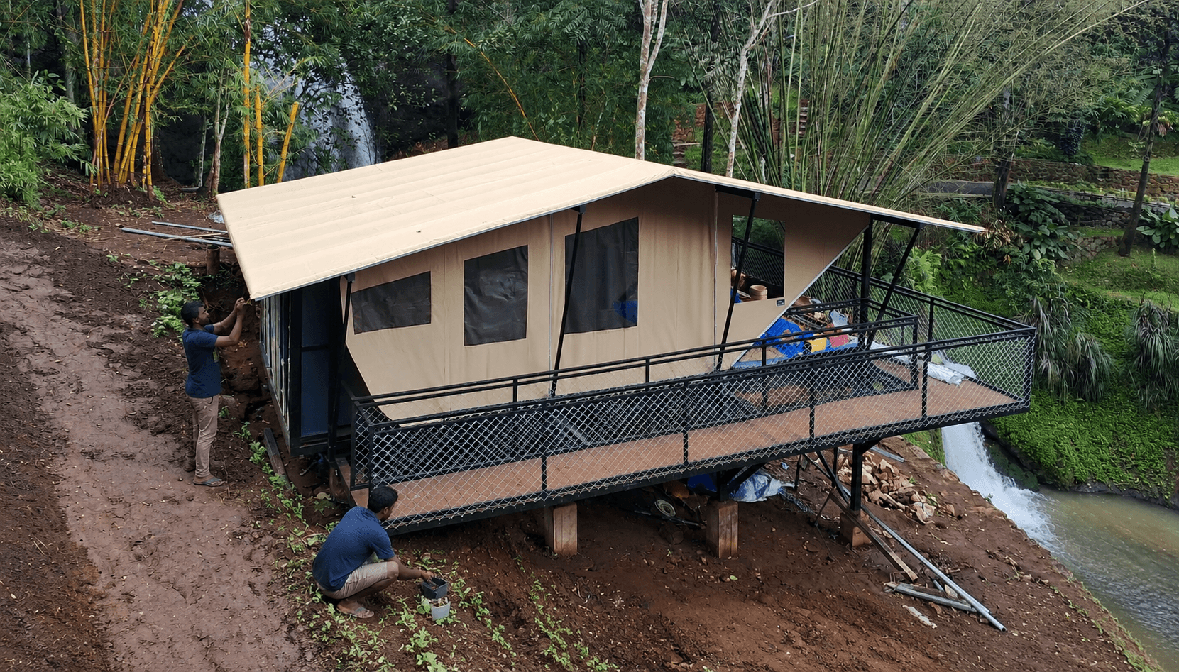 Roof and canvas installation on ZPODZ